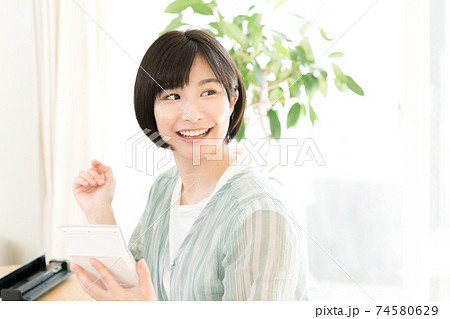 確定申告の準備をする女性 確定申告の準備をする女性 74580629