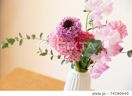 花瓶に活けたピンクの春の花 ヒヤシンス スカピオザ スイートビーの写真素材