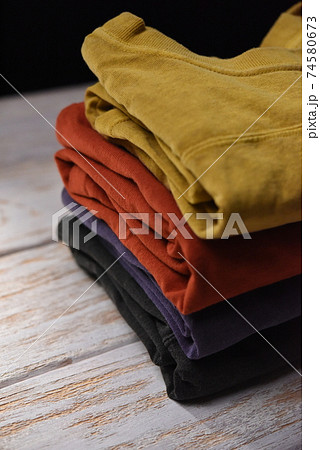 4色のTシャツ 4色のTシャツ 74580673