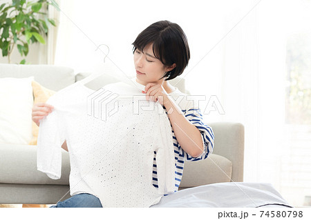 不要品を整理する女性 74580798