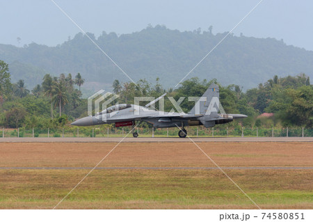 マレーシア空軍スホーイSu-30MKM着陸 74580851