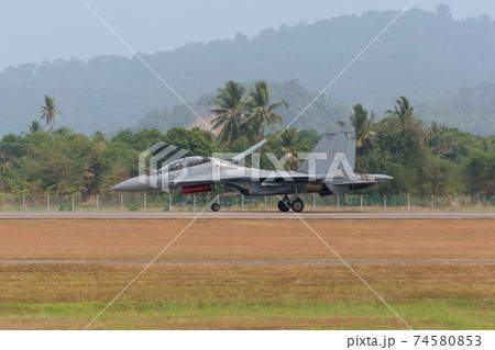 マレーシア空軍スホーイSu-30MKM着陸 74580853