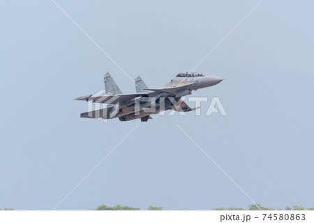 マレーシア空軍スホーイSu-30MKMギアアップ 74580863