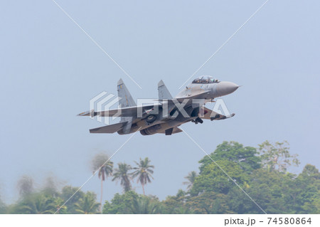 マレーシア空軍スホーイSu-30MKM離陸 74580864