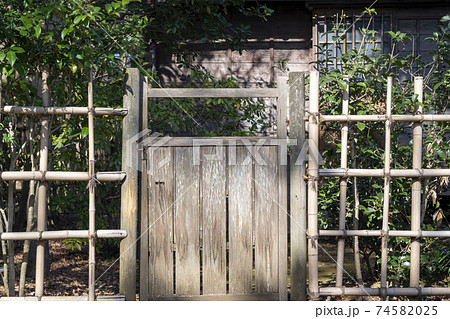 和風の竹垣と枝折戸 和風の竹垣と枝折戸 74582025