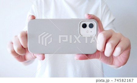 スマートフォンで撮影する女性 スマートフォンで撮影する女性 74582167
