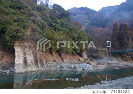 冬の早朝の道志川と吊橋（野呂ロッジキャンプ場） 74582520