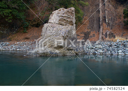 冬の早朝の道志川と飛び込み岩 野呂ロッジキャンプ場 の写真素材