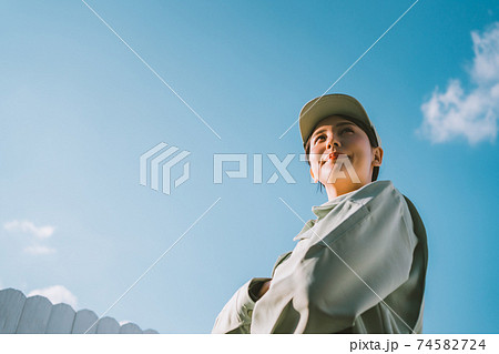 女性工場作業員 女性工場作業員 74582724