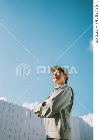 女性工場作業員 女性工場作業員 74582725