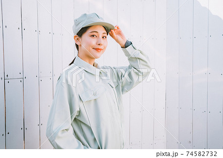 女性工場作業員 74582732
