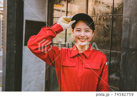 赤いつなぎを着た若い女性 赤いつなぎを着た若い女性 74582759