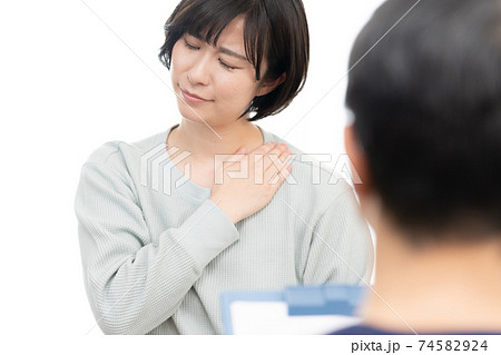整体のカウンセリングを受ける女性 74582924