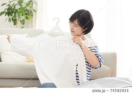不要品を整理する女性 不要品を整理する女性 74582933