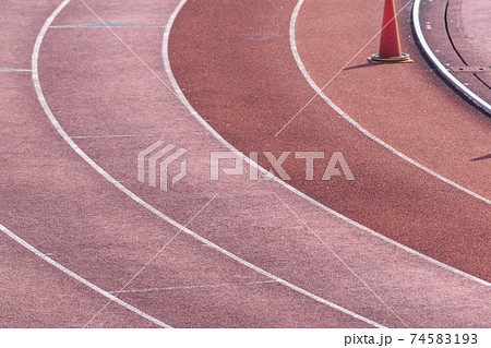 陸上競技場のトラック コーナーの写真素材 74583193 Pixta