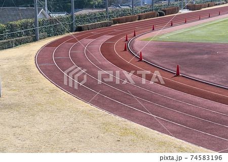 陸上競技場のトラック　コーナー 74583196