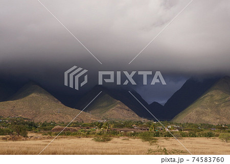 マウイ島の急激な天気の変化 スコール警戒の写真素材