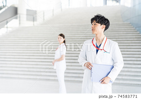 病院で働く若い医師 病院で働く若い医師 74583771