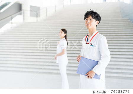 病院で働く若い医師 病院で働く若い医師 74583772