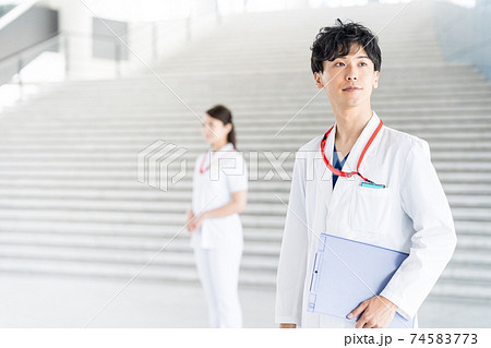 病院で働く若い医師 病院で働く若い医師 74583773