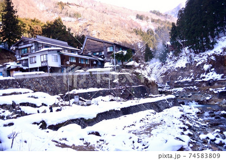 地獄谷温泉郷の雪景色 地獄谷温泉郷の雪景色 74583809