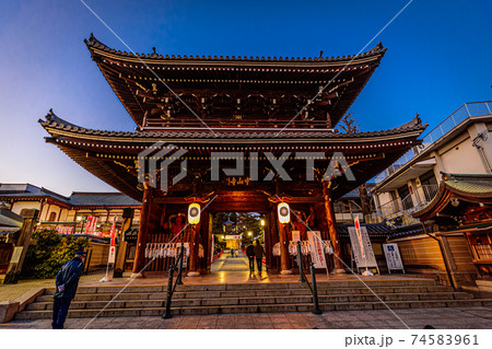 中山寺山門の夕景、1月15日、日本 中山寺山門の夕景、1月15日、日本 74583961
