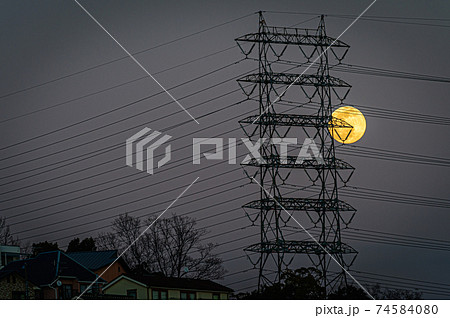 鉄柱にかかる満月、宝塚市中山、1月28日、日本 74584080