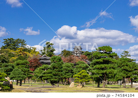 晴天の国宝松江城　島根県松江市 74584104