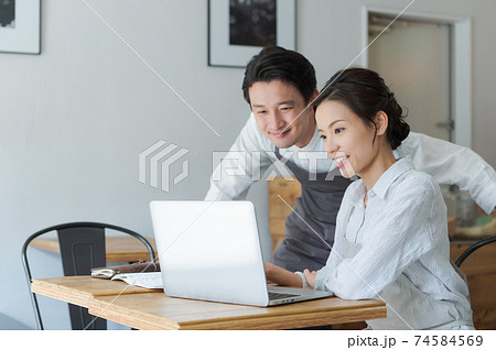 カフェスタッフ ミーティングイメージ カフェスタッフ ミーティングイメージ 74584569