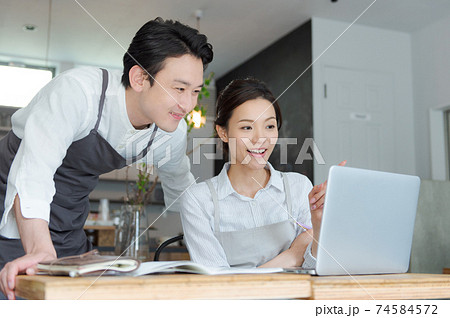 カフェスタッフ ミーティングイメージ カフェスタッフ ミーティングイメージ 74584572