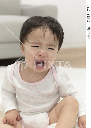 大声で泣き喚いている子どもの写真素材 [74584774] - PIXTA