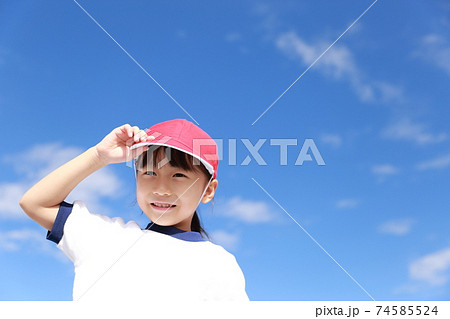 体操服で幼稚園の運動会に参加する女の子の写真素材