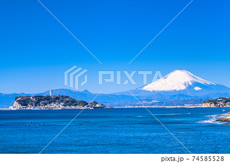 《神奈川県》湘南の海・江ノ島と富士山をのぞむ 74585528