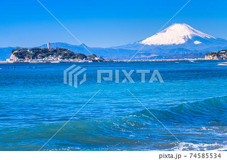 《神奈川県》湘南の海・江ノ島と富士山をのぞむ 74585534