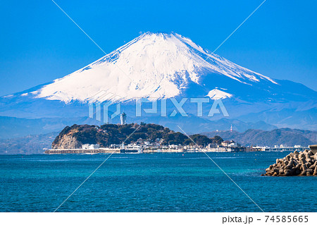 神奈川県》湘南の海・江ノ島と富士山をのぞむの写真素材 [74585665
