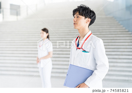 病院で働く若い医師 病院で働く若い医師 74585821