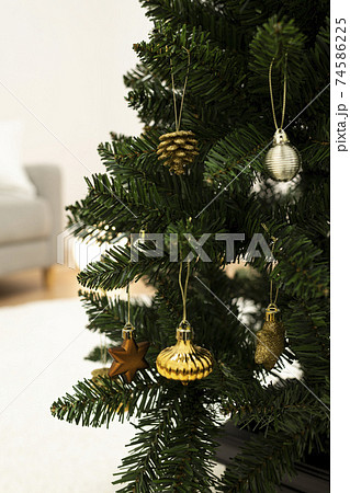 家のリビングルームにクリスマスツリーの写真素材