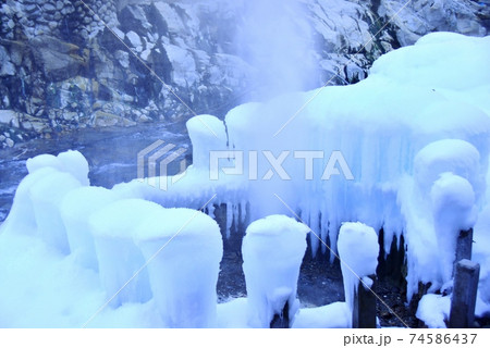 地獄谷噴泉と周囲の氷壁・氷柱 地獄谷噴泉と周囲の氷壁・氷柱 74586437