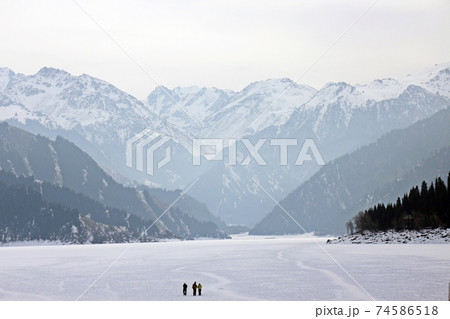 天池と冬の天山山脈 74586518