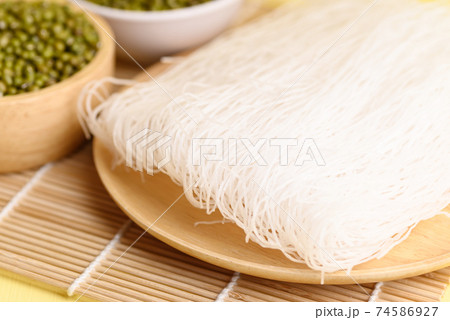 Dry glass noodles or cellophane noodles made from mung bean starch 74586927