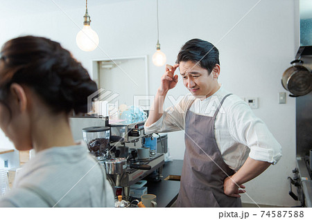 カフェのスタッフ 男女 カフェのスタッフ 男女 74587588