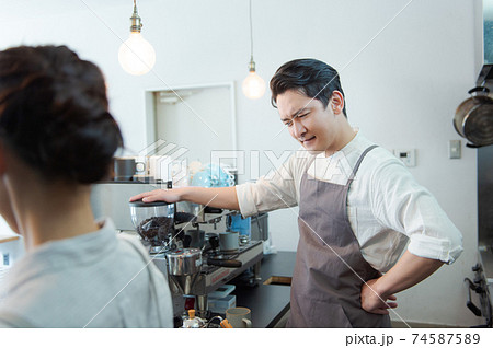 カフェのスタッフ 男女 カフェのスタッフ 男女 74587589