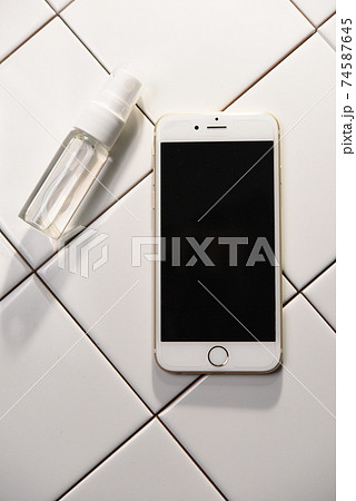 バスルームのスマートフォンと消毒液 バスルームのスマートフォンと消毒液 74587645