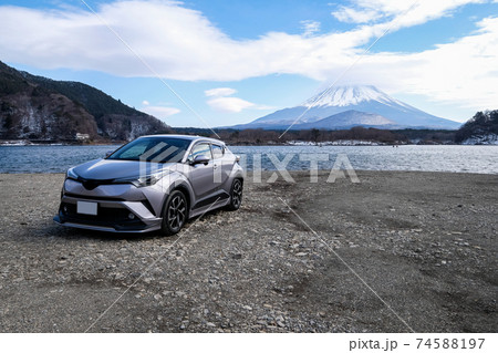 山梨県精進湖の湖畔と車 山梨県精進湖の湖畔と車 74588197