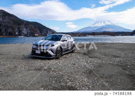 山梨県精進湖の湖畔と車 74588198