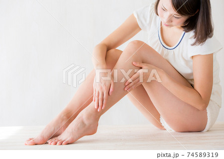 脚をケアする女性. 脚をケアする女性. 74589319