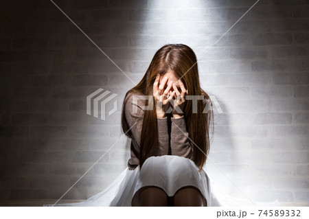 悲しむ女性 74589332