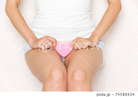 股にハートを持つ女性 股にハートを持つ女性 74589334
