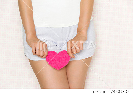 股にハートを持つ女性 股にハートを持つ女性 74589335