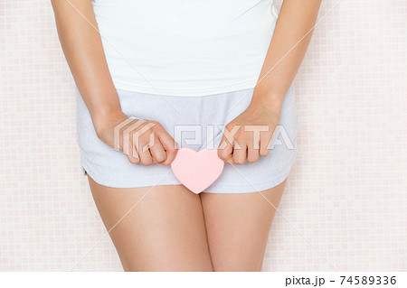 股にハートを持つ女性 74589336